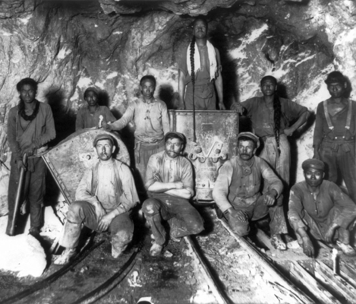 Black, white and Chinese labourers in a South African gold mine some time between 1890 and 1923. The pidgin language Fanagolo developed to allow communication between the many different people brought to work on the mines. (Carpenter Collection, US Library of Congress)