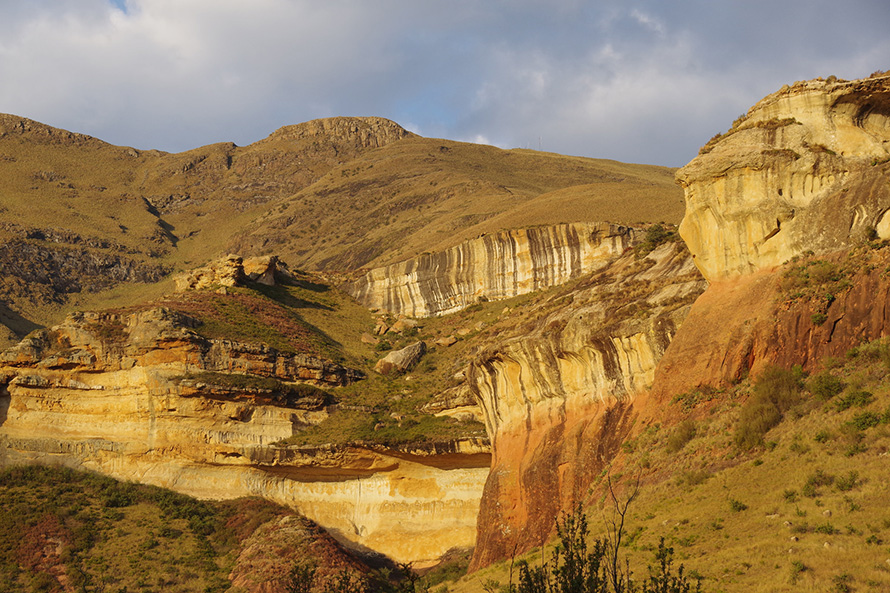 What to Do in Clarens: The Free State’s Charming Mountain Village https://southafrica-info.com/wp-content/uploads/2018/04/Golden_Gate_National_Park_Free_State_province_South_Africa_890.jpg?utm_source=chatgpt.com